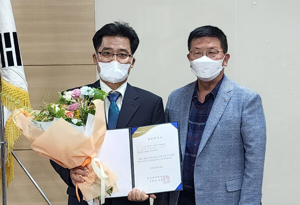 장성농협 박영현 신임 상임이사 당선자(왼쪽)와 박형구 조합장