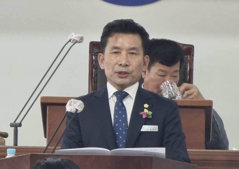 김연수 의원이 24일 제349회 1차 본회의에 앞서 ‘군민의 안전한 보행권 확보와 보행환경 개선’을 촉구하는 5분자유발언 시간을 하고 있다.