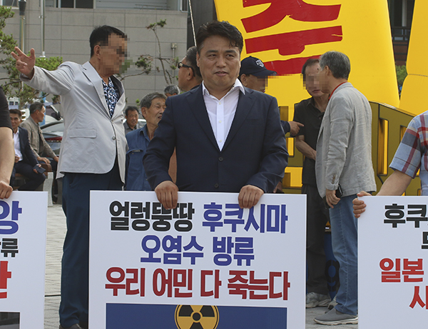 박노원 더불어민주당 중앙당 부대변인이 영광법성포단오제 행사장 입구에서 후쿠시마 원전 오염수 방류를 반대하며 피켓시위를 펼치고 있다.