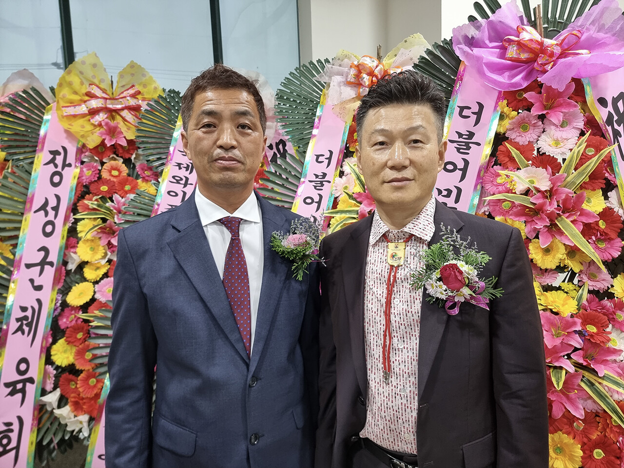 와이즈멘 장성클럽 신임 기성윤 회장(완쪽)과 김수환 이임화장