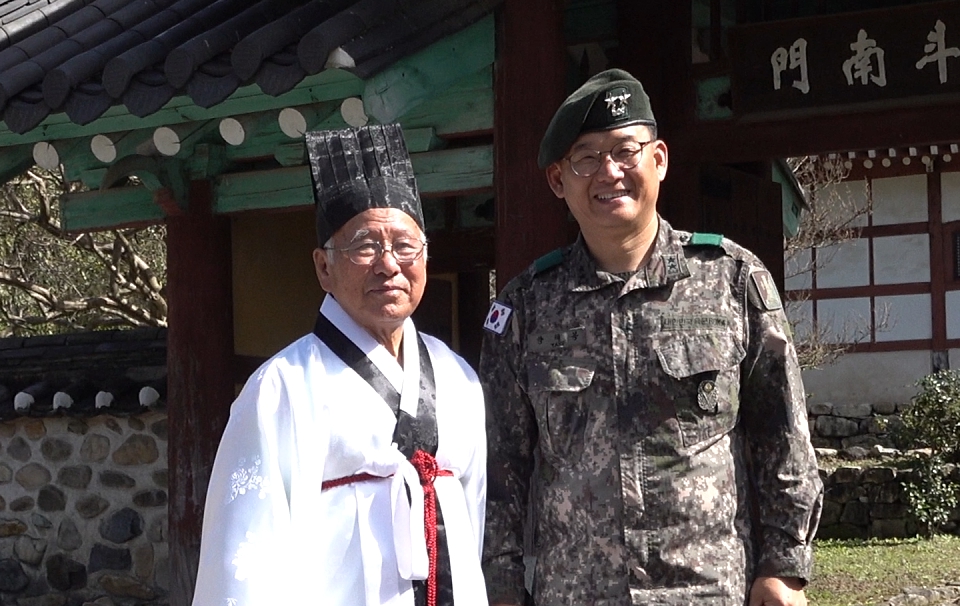 변온섭 봉암서원 이사장과 육군포병학교장 양태봉 장군이 봉암서원 입구 두남문(斗南門) 앞에서 기념촬영을 하고 있다.