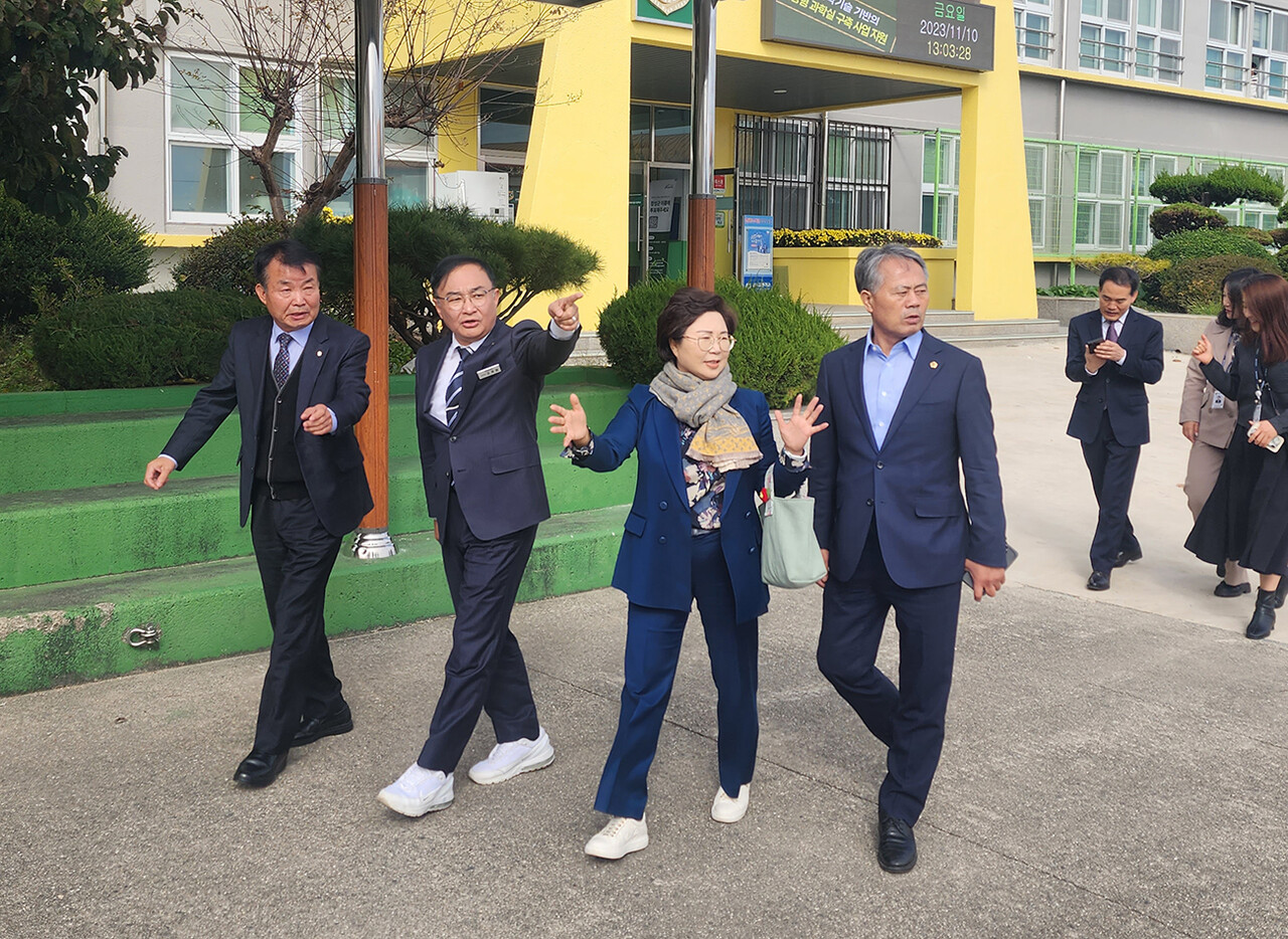 전남도의회 박현숙 의원(비례.더불어민주당)이 삼계고등학교를 방문해 학교 시설을 점검하고 있다.