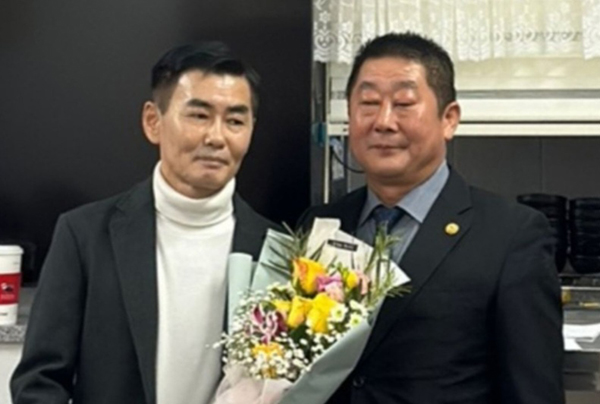 장성군태권도협회 임지영 취임회장(왼쪽)과 김상운 이임회장(오른쪽)