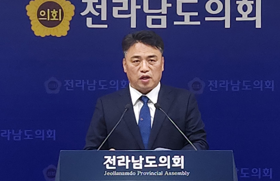 박노원 예비후보가 8일 전남도의회에서 이개호 의원이 자신의 낙선을 목적으로 한 인신공격과 악의적인 허위사실을 유포했다며 후보 사퇴를 촉구하며 규탄하는 기자회견을 하고 있다.