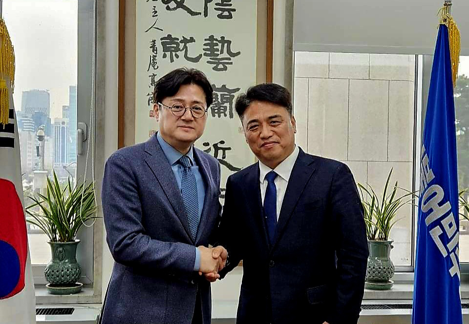 박노원 예비후보(오른쪽)와 홍익표 원내대표(왼쪽) 