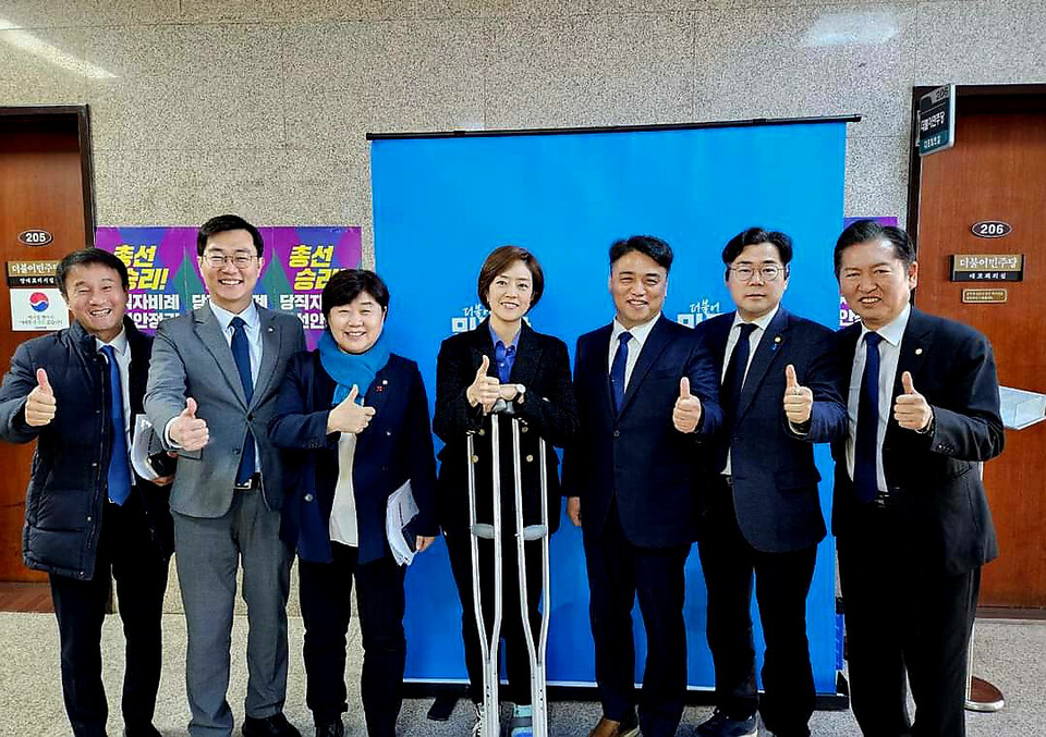 박노원 예비후보는 국회에서 홍익표 원내대표와 최고위원 등을 만나 불출마를 결단했다.