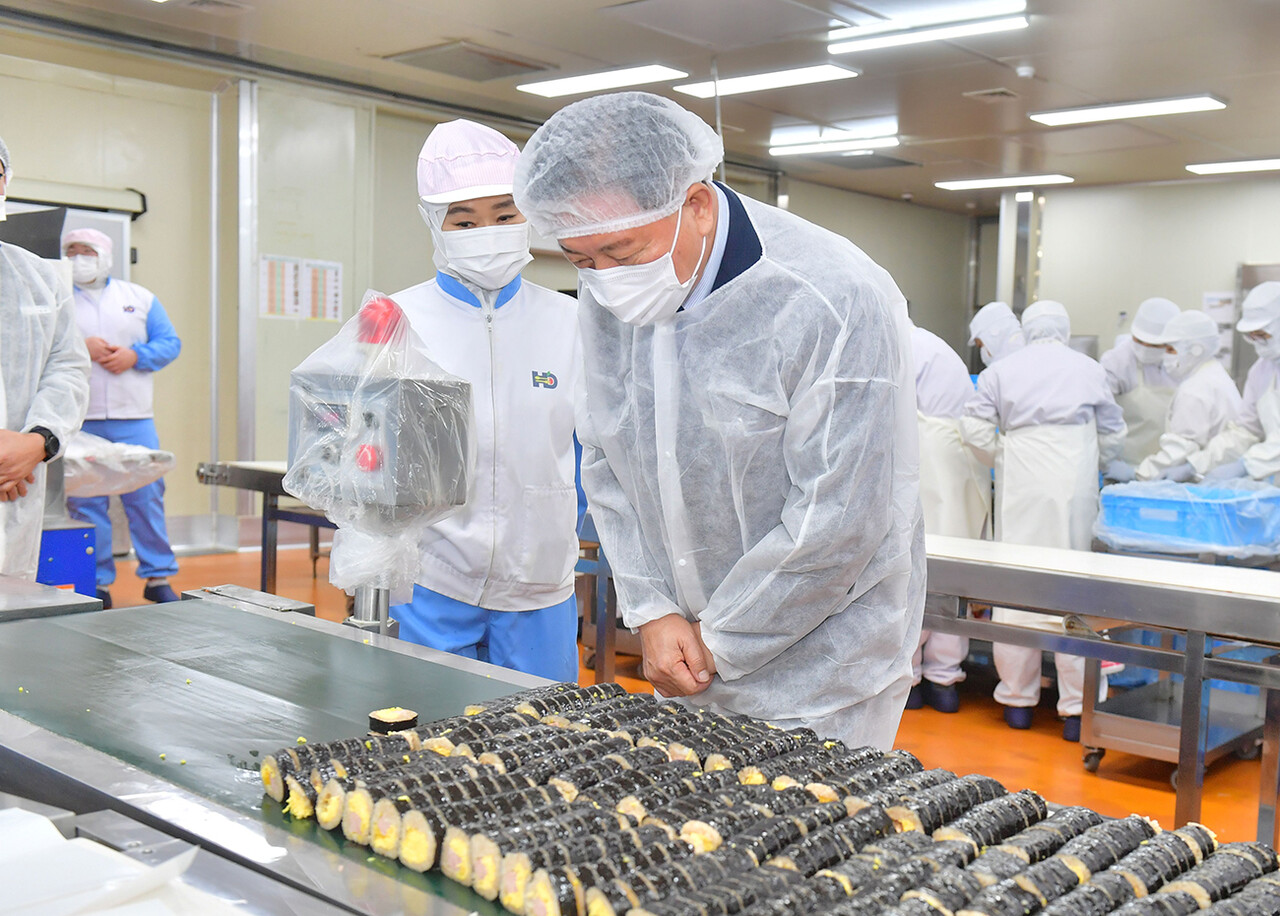 장성군이 ㈜현대푸드시스템과 함께 냉동김밥 수출에 나선다. 19일 제조시설을 방문한 김한종 군수
