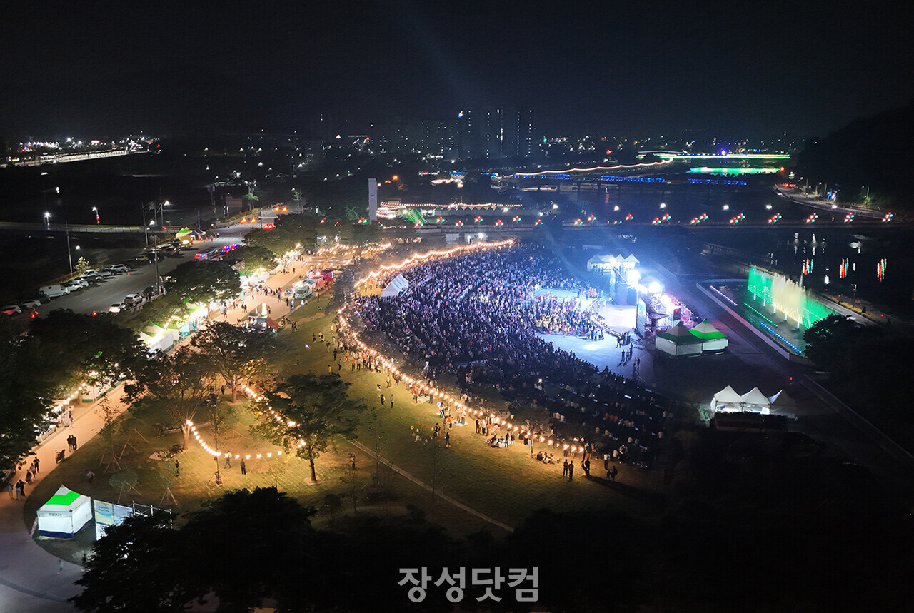 장성황룡강길동무꽃길축제, 첫날 '최고의 공연장 감탄' 장성황룡강길동무꽃길축제, 첫날 '최고의 공연장 감탄'